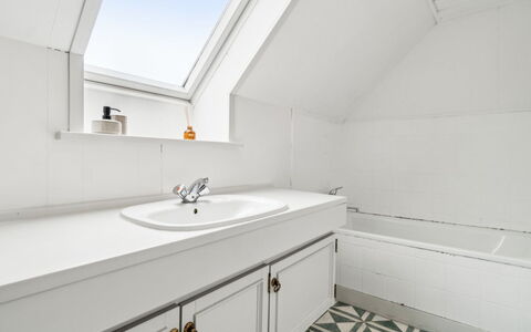 Sjard - 300M from the Sea: Arreglo De Tubería, Piso, Lavabo, Suelo, Grifo, Techo, Diseño De Interiores, Baño, Plomería, Mueble De Baño