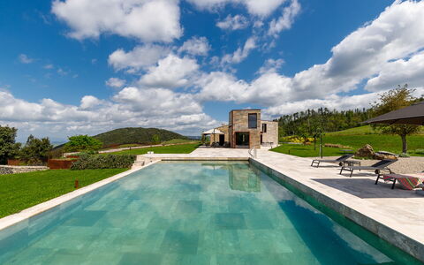 Villa Velari In Volterra With Private Pool, Ac: Nube, Agua, Cielo, Planta, Edificio, Piscina, Azur, Árbol, Casa, Cuerpo De Agua