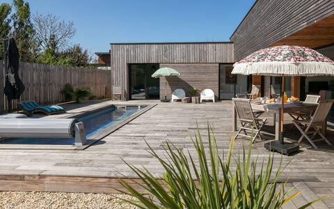 La Villa Agapanthes: Madera, Cubierta, Material Compuesto, Madera Dura, Mueble Para Exteriores, Suelos De Madera, Tablón, Jardín, Patio, Manchas De Madera