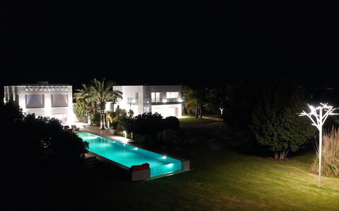 Villa Vinner: Agua, Planta, Edificio, Naturaleza, Piscina, Árbol, Encendiendo, Casa, Hierba, Ocio