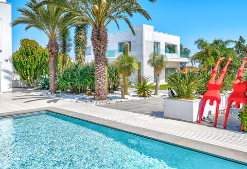 Villa Vinner: Agua, Planta, Tiempo De Día, Propiedad, Cielo, Edificio, Azur, Árbol, Piscina, Ventana