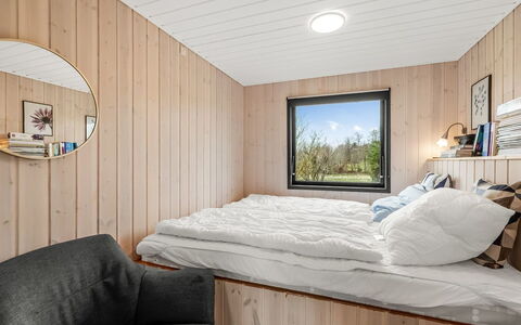 Jule - 1.3Km to the Fjord: Madera, Diseño De Interiores, Habitación, Piso, Suelo, Cama, Techo, Habitación, Manchas De Madera, Marco De La Cama