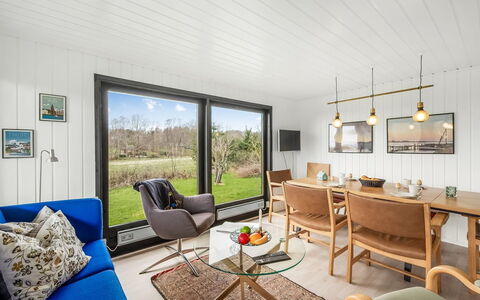 Jule - 1.3Km to the Fjord: Techo, Diseño De Interiores, Mueble, Silla, Marco, Sala, Madera Dura, Cocina Y Comedor Mesa, Lámpara, Manchas De Madera