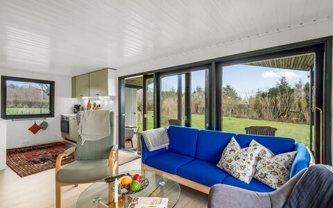 Jule - 1.3Km to the Fjord: Diseño De Interiores, Techo, Piso, Suelo, Mueble, Sofá, Habitación, Sala, Marco