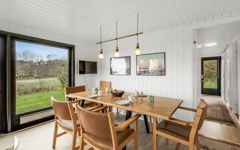 Jule - 1.3Km to the Fjord: Madera, Piso, Diseño De Interiores, Comedor, Techo, Cocina Y Comedor Mesa, Suelo, Suelos De Madera, Mueble, Madera Dura