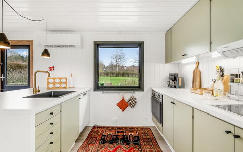 Jule - 1.3Km to the Fjord: Cocina, Aparato De Cocina, Mostrador, Electrodoméstico, Techo, Electrodoméstico, Estufa De Cocina, Gabinetes, Lámpara, Estufa