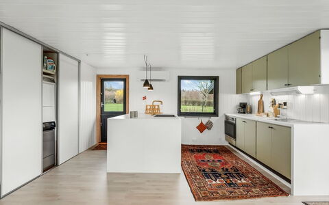 Jule - 1.3Km to the Fjord: Piso, Madera, Diseño De Interiores, Cocina, Techo, Mostrador, Suelo, Mueble, Aparato De Cocina, Gabinetes