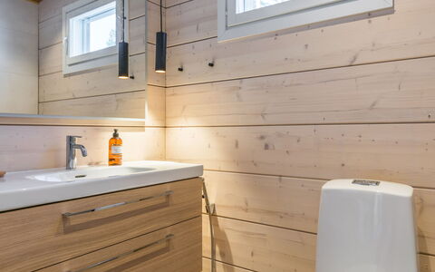 Villa Luoto: Piso, Madera, Suelo, Diseño De Interiores, Lavabo Del Baño, Arreglo De Tubería, Mueble De Baño, Lavabo, Baño, Grifo