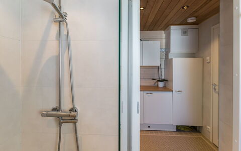 Villa Luoto: Piso, Diseño De Interiores, Pared, Suelo, Arreglo De Tubería, Madera, Baño, Techo, Lavabo, Lavabo Del Baño