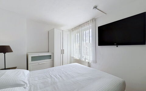 Centrally Located Key Point: Diseño De Interiores, Mueble, Cama, Habitación, Suelo, Habitación, Sábana, Piso, Lecho, Linos