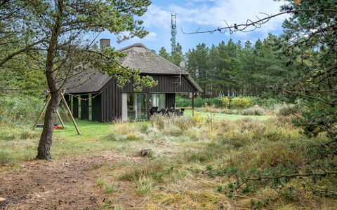 Dix - 900M from the Sea: Techo, Casa, Casa, Cabaña, Puerta, Vía Muerta, Cubierta, Porche, Tablón, Madera Dura