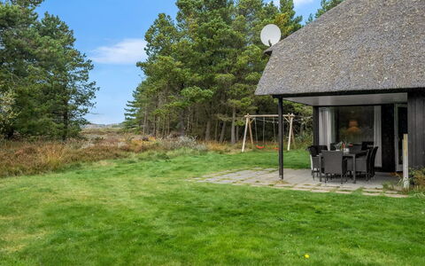 Dix - 900M from the Sea: Techo, Casa, Casa, Cabaña, Puerta, Vía Muerta, Cubierta, Porche, Tablón, Madera Dura