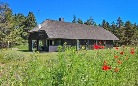 Dix - 900M from the Sea: Techo, Casa, Casa, Cabaña, Puerta, Vía Muerta, Cubierta, Porche, Tablón, Madera Dura