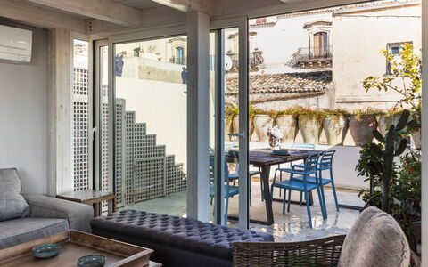 Terrazza Di Erika: Mesa, Mueble, Propiedad, Edificio, Sofá, Madera, Sombra, Diseño De Interiores, Mueble Para Exteriores, Suelo