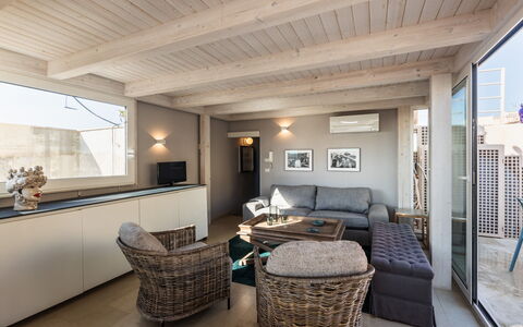 Terrazza Di Erika: Mueble, Propiedad, Mesa, Sofá, Edificio, Diseño De Interiores, Madera, Ventana, Sala, Almohada