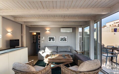 Terrazza Di Erika: Mesa, Sofá, Mueble, Propiedad, Comodidad, Madera, Encendiendo, Marco, Diseño De Interiores, Sofá Cama