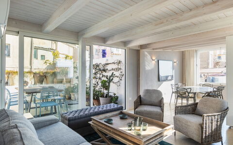 Terrazza Di Erika: Mesa, Mueble, Propiedad, Sofá, Edificio, Planta De Casa, Planta, Encendiendo, Madera, Diseño De Interiores