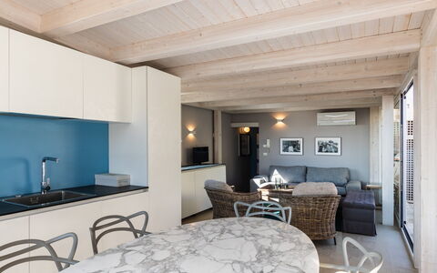 Terrazza Di Erika: Mueble, Edificio, Mesa, Comodidad, Silla, Gabinetes, Madera, Piso, Suelo