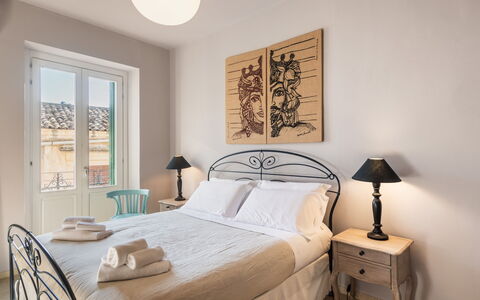 Terrazza Di Erika: Mueble, Propiedad, Comodidad, Madera, Textil, Marco De La Cama, Cama, Encendiendo, Arquitectura, Piso