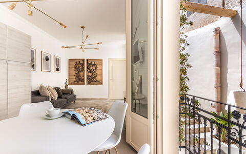 Alma Suite: Mueble, Propiedad, Mesa, Silla, Edificio, Encendiendo, Planta, Diseño De Interiores, Marco, Comodidad