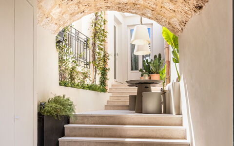 Alma Suite: Planta, Edificio, Diseño De Interiores, Planta De Casa, Ventana, Pared, Madera, Escalera, Fachada, Piso