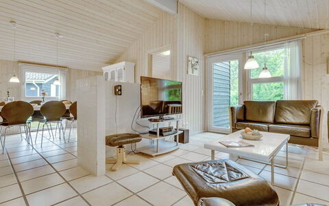 Aviaja - 12Km from the Sea: Madera, Diseño De Interiores, Techo, Piso, Suelo, Casa, Mueble, Sala, Sofá, Habitación
