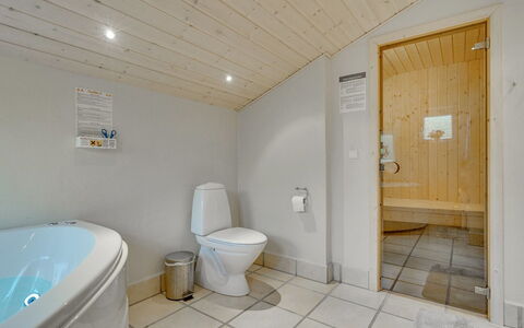 Aviaja - 12Km from the Sea: Piso, Suelo, Arreglo De Tubería, Diseño De Interiores, Techo, Madera, Baño, Habitación, Plomería, Bañera