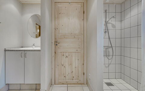 Aviaja - 12Km from the Sea: Piso, Pared, Suelo, Madera, Techo, Diseño De Interiores, Arreglo De Tubería, Habitación, Puerta, Baño
