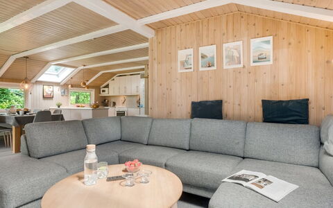 Annaline - 10Km from the Sea: Madera, Diseño De Interiores, Casa, Sala, Mueble, Suelo, Sofá, Techo, Madera Dura