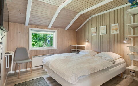 Annaline - 10Km from the Sea: Habitación, Madera, Diseño De Interiores, Techo, Cama, Sábana, Lecho, Habitación, Suelo, Piso