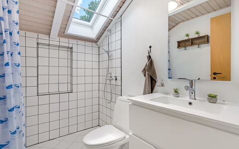 Annaline - 10Km from the Sea: Arreglo De Tubería, Baño, Piso, Suelo, Diseño De Interiores, Techo, Lavabo, Plomería, Grifo, Loseta