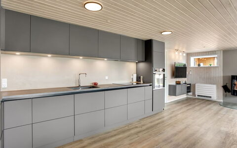 Dirtje - 200M from the Sea: Piso, Cocina, Diseño De Interiores, Madera, Techo, Gabinetes, Suelo, Aparato De Cocina, Mueble, Mostrador
