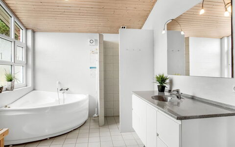 Dirtje - 200M from the Sea: Diseño De Interiores, Piso, Arreglo De Tubería, Suelo, Lavabo, Techo, Grifo, Lámpara, Baño, Plomería