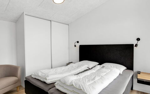 Dirtje - 200M from the Sea: Diseño De Interiores, Techo, Habitación, Cama, Piso, Suelo, Lecho, Marco De La Cama, Sábana, Habitación
