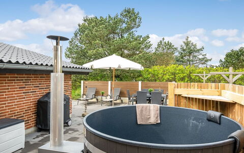 Dirtje - 200M from the Sea: Material Compuesto, Mueble Para Exteriores, Arreglo De Tubería, Piscina, Sombra, Jacuzzi, Cubierta, Bañera, Manchas De Madera