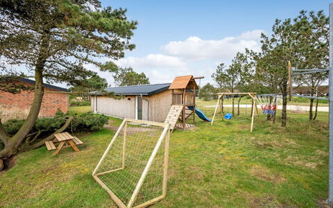 Dirtje - 200M from the Sea: El Terreno Del Lote, Patio Interior, Tobogán, Césped, Jardín, Cabaña, Equipo De Juego Exterior, Edificios Del Jardín, Cobertizo, Yarda
