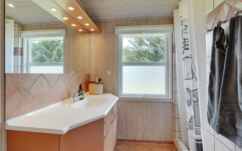 Akkar - 1.8Km from the Sea: Arreglo De Tubería, Piso, Diseño De Interiores, Madera, Lavabo, Lavabo Del Baño, Suelo, Baño, Grifo, Techo