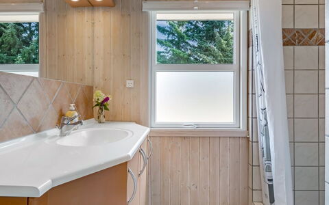 Akkar - 1.8Km from the Sea: Arreglo De Tubería, Diseño De Interiores, Piso, Madera, Baño, Suelo, Lavabo, Grifo, Techo, Lavabo Del Baño