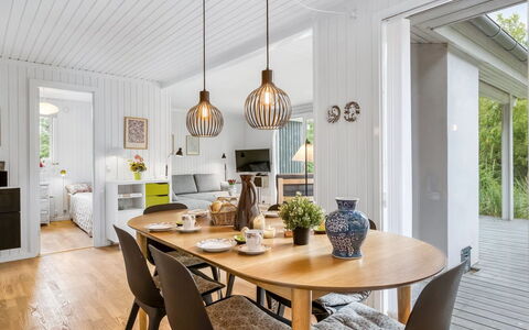 Atla - 2.5Km from the Sea: Diseño De Interiores, Mueble, Lámpara, Piso, Madera, Candelabro, Techo, Comedor, Cocina Y Comedor Mesa, Suelo