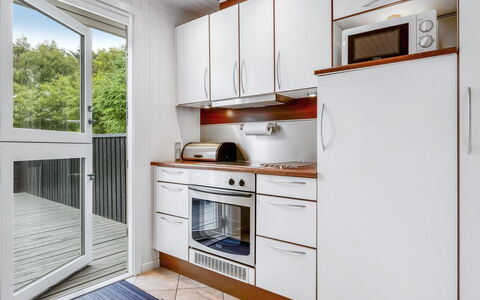 Atla - 2.5Km from the Sea: Madera, Piso, Electrodoméstico, Suelo, Diseño De Interiores, Suelos De Madera, Cocina, Departamento, Habitación, Manchas De Madera