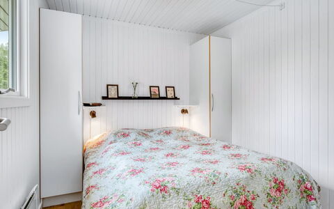 Atla - 2.5Km from the Sea: Habitación, Diseño De Interiores, Cama, Madera, Sábana, Lecho, Piso, Suelo, Techo, Mueble