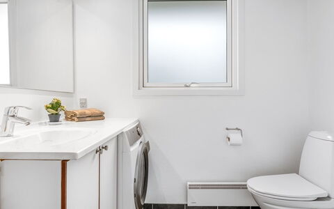 Atla - 2.5Km from the Sea: Diseño De Interiores, Piso, Arreglo De Tubería, Suelo, Baño, Techo, Lavabo, Grifo, Encendiendo, Casa