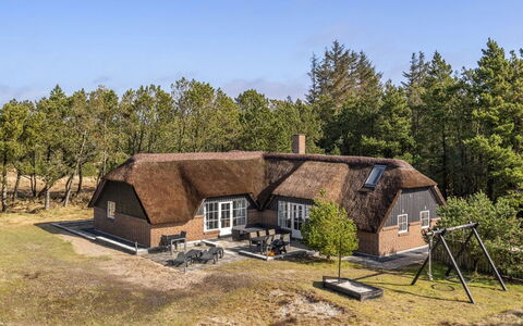 Alwina - 2.5Km from the Sea: Casa, Casa, Puerta, Techo, Cabaña, Inmuebles, Jardín, Sombra, Vía Muerta, Yarda