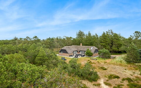 Alwina - 2.5Km from the Sea: Casa, Casa, Puerta, Techo, Cabaña, Inmuebles, Jardín, Sombra, Vía Muerta, Yarda