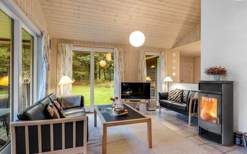 Mart - 1.6Km from the Sea: Diseño De Interiores, Madera, Piso, Techo, Mueble, Suelo, Casa, Sala, Habitación, Casa