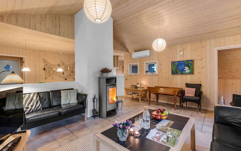 Mart - 1.6Km from the Sea: Diseño De Interiores, Madera, Mueble, Techo, Casa, Sala, Habitación, Encendiendo, Lámpara, Casa