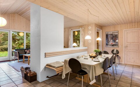 Mart - 1.6Km from the Sea: Diseño De Interiores, Mueble, Piso, Madera, Techo, Suelo, Lámpara, Habitación, Casa, Sala