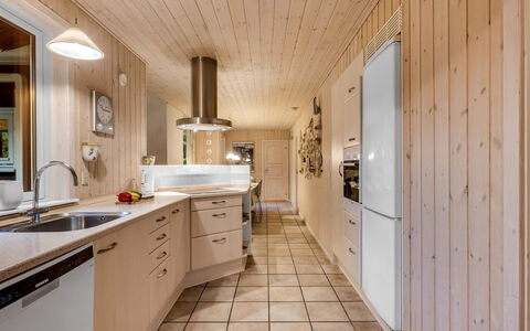 Mart - 1.6Km from the Sea: Cocina, Diseño De Interiores, Piso, Mostrador, Madera, Suelo, Techo, Gabinetes, Mueble, Lámpara