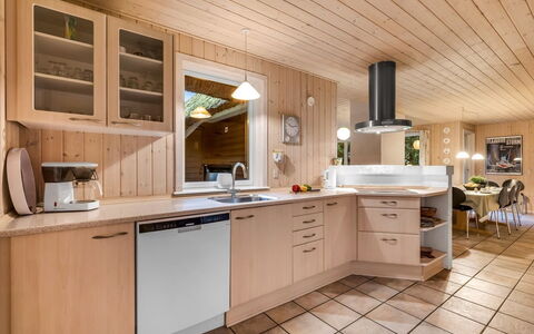Mart - 1.6Km from the Sea: Cocina, Diseño De Interiores, Madera, Mostrador, Piso, Techo, Mueble, Gabinetes, Suelo, Lámpara
