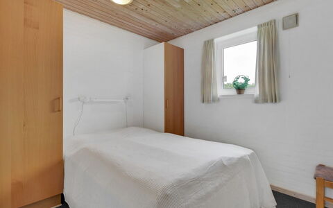 Pernilla - 2Km from the Sea: Pared, Madera, Piso, Techo, Suelo, Habitación, Diseño De Interiores, Cama, Sábana, Habitación